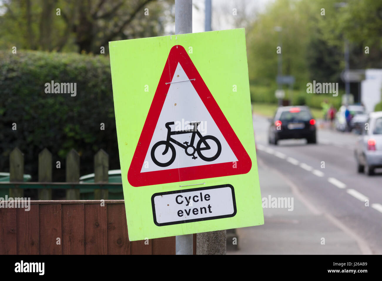 Temporäre Radsport Event Schild hing neben einer viel befahrenen Hauptstraße Warnung Fahrer, wo Sie für Radfahrer in einem Straßenrennen Stockfoto