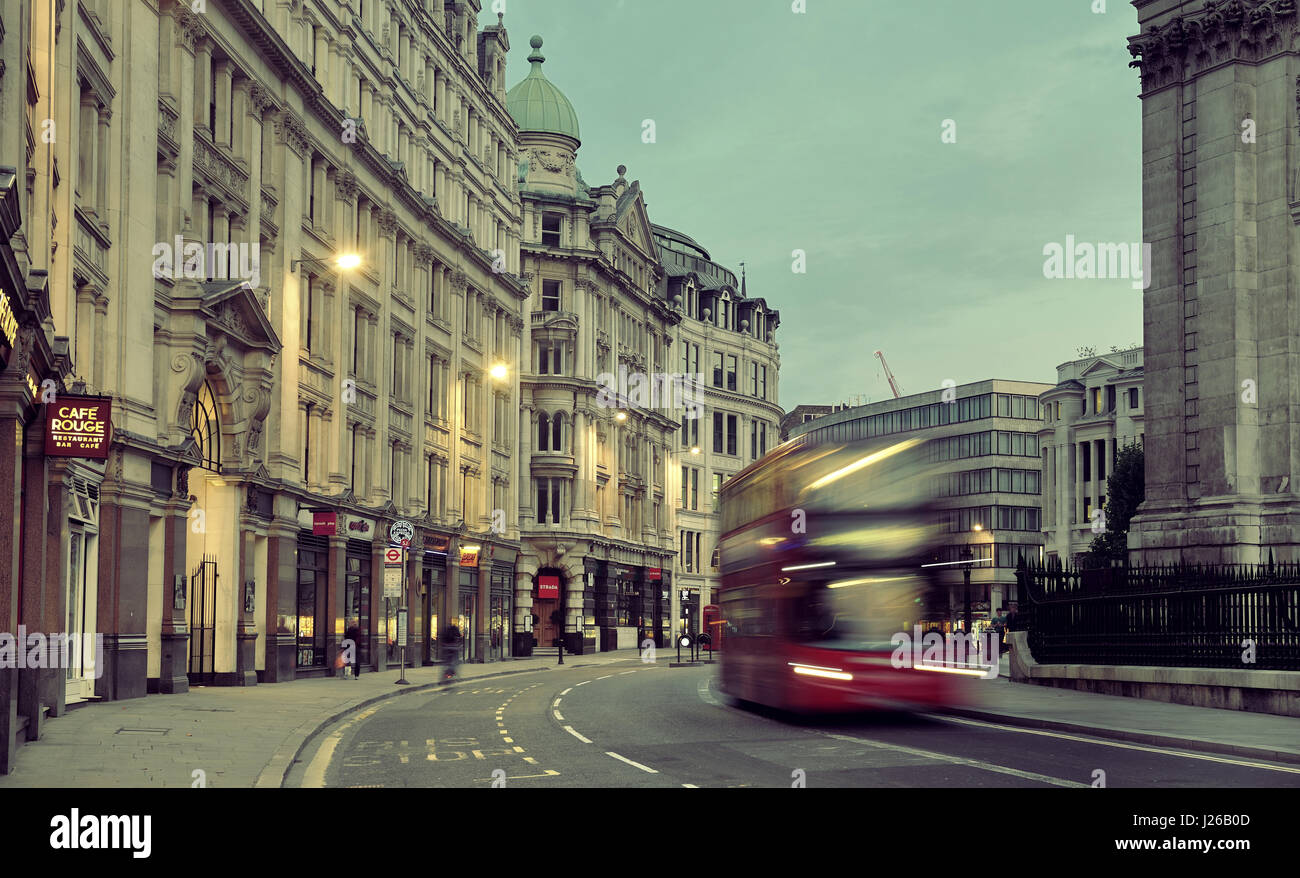 LONDON, UK - 27. September: Straße mit hohen Verkehrsaufkommens am 27. September 2013 in London, Vereinigtes Königreich. London ist die meistbesuchte Stadt der Welt und die Hauptstadt des Königreichs. Stockfoto