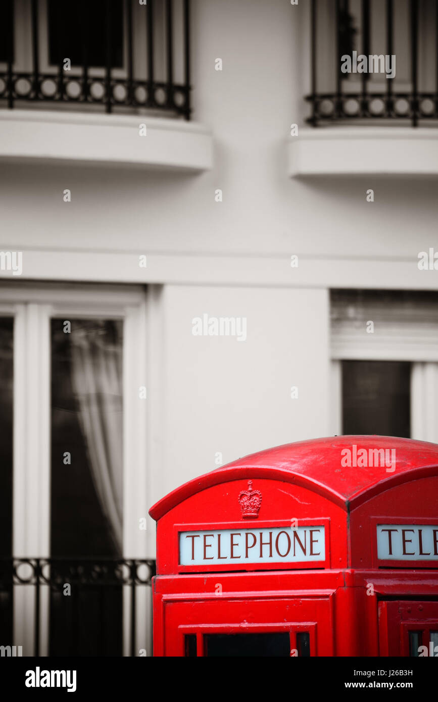 Rote Telefonzelle und Briefkasten in Straße in London wie die berühmte Symbole. Stockfoto