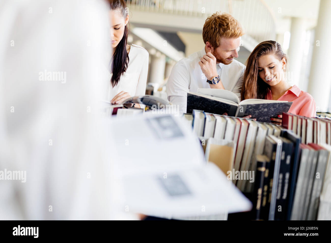 Gruppe von Studenten studieren in Bibliothek und Bücher zu lesen Stockfoto