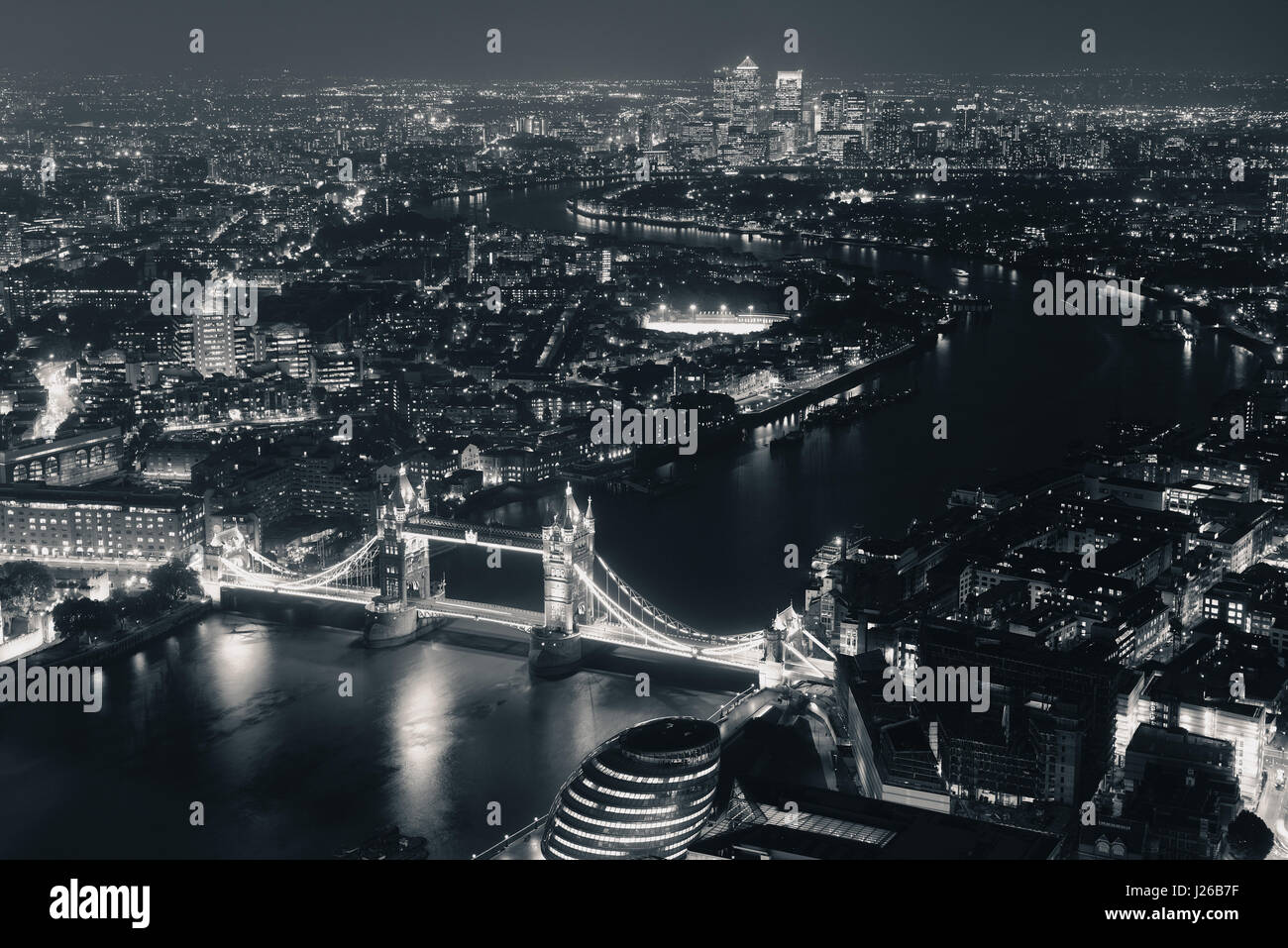 London-Luftbild-Panorama nachts mit städtischen Architekturen und Tower Bridge im BW. Stockfoto