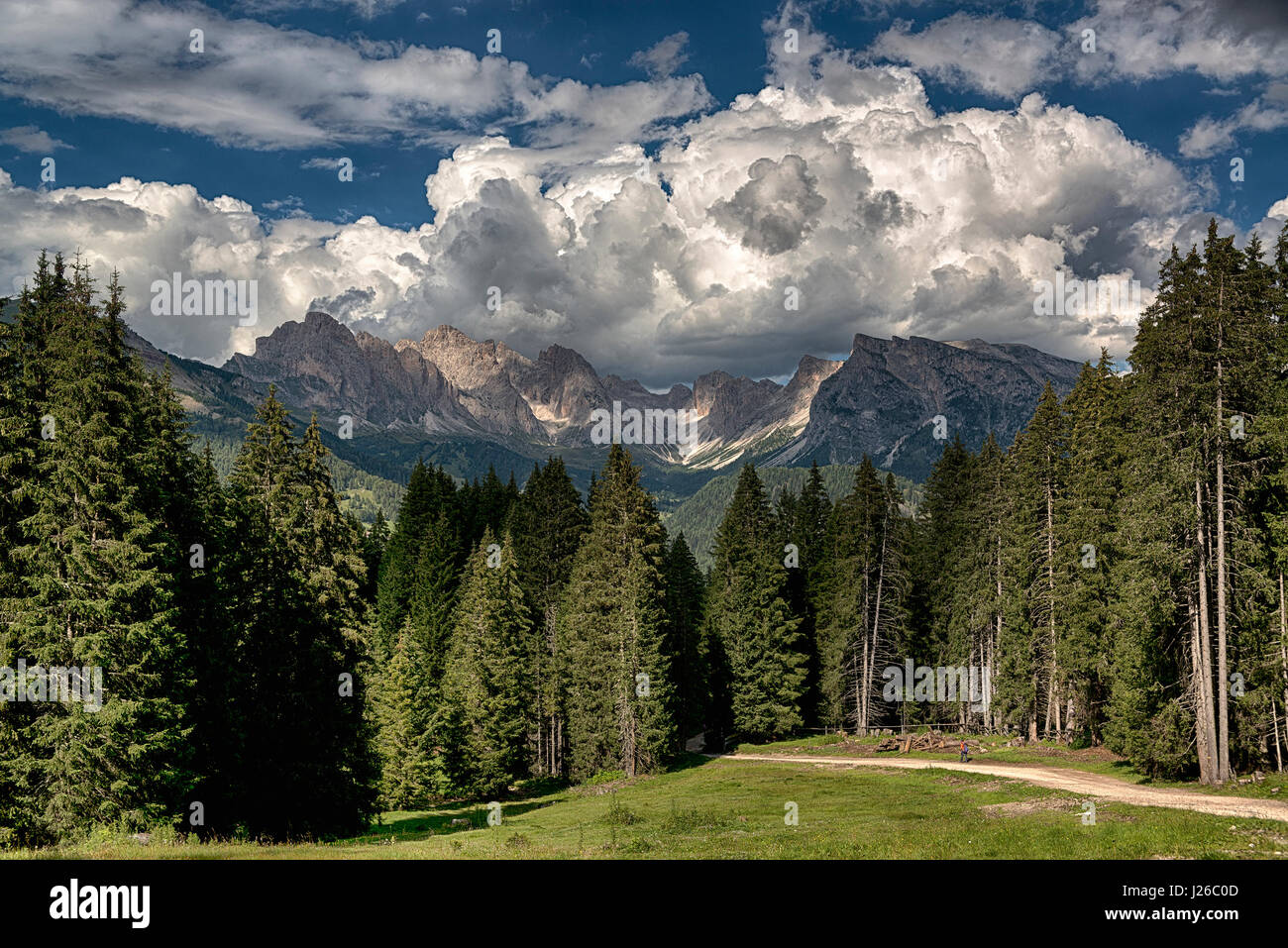 Sommerlandschaft in den italienischen Alpen mit Wolken über den Bergen Geisler, Dolomiti - Trentino-Alto Adige Stockfoto