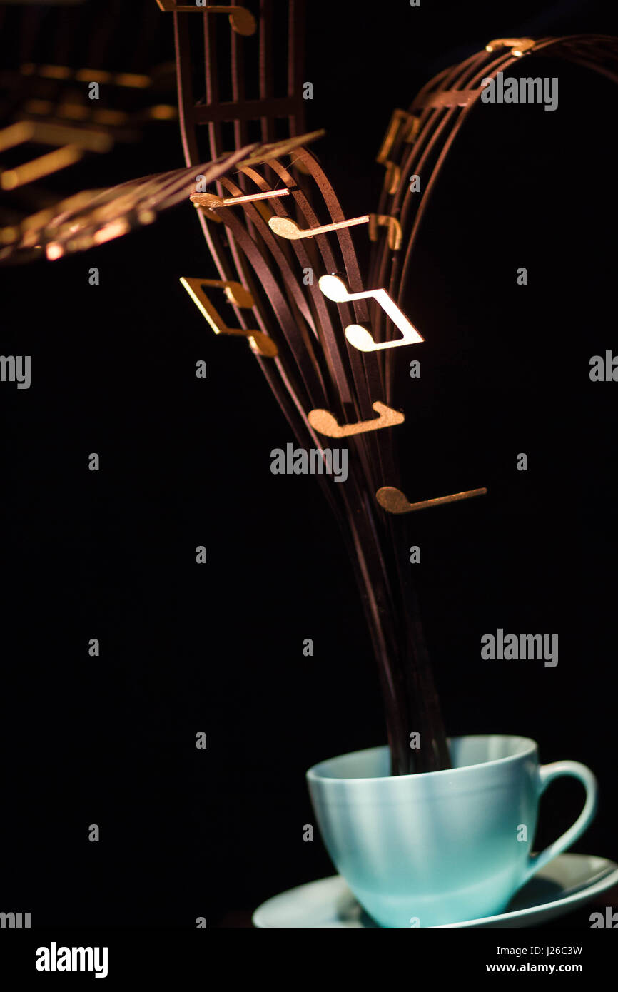 Musik fließt durch Kaffee Stockfoto