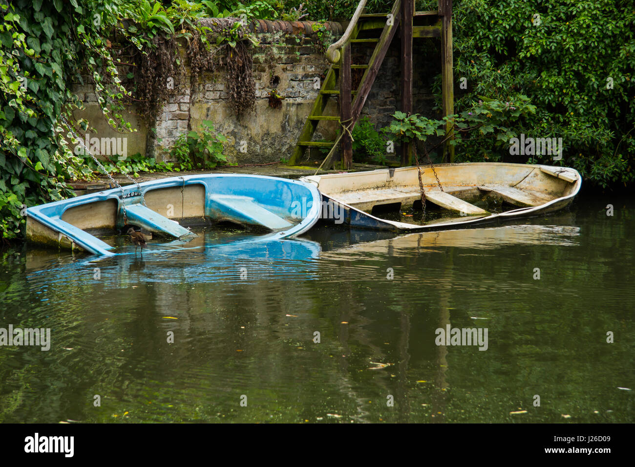 Foto von einem paar Ruderboote teilweise unter Wasser Stockfoto