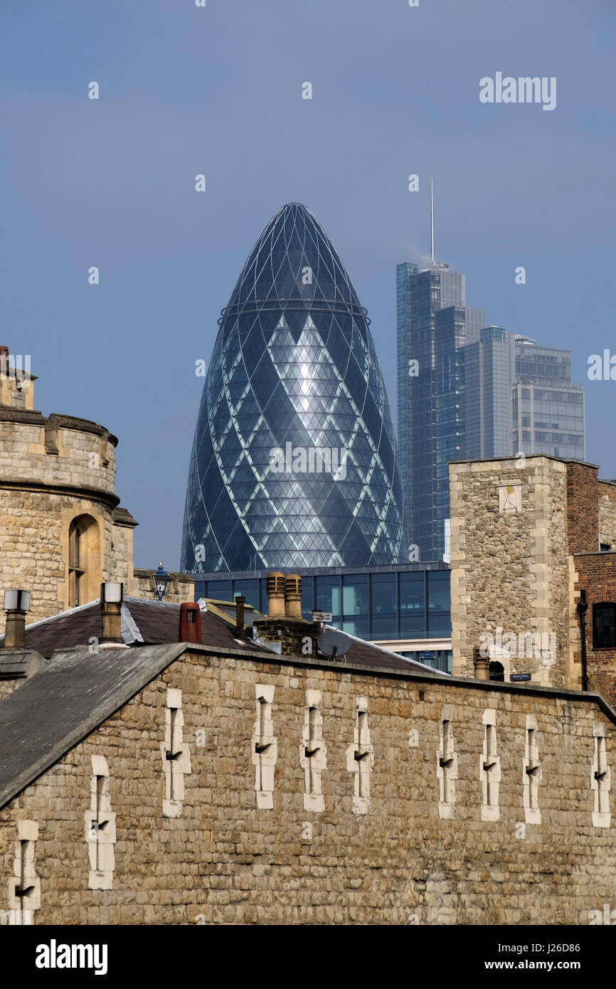 Tower von London Wände mit The Gherkin Hochhaus im Hintergrund, London, England, UK, England Stockfoto