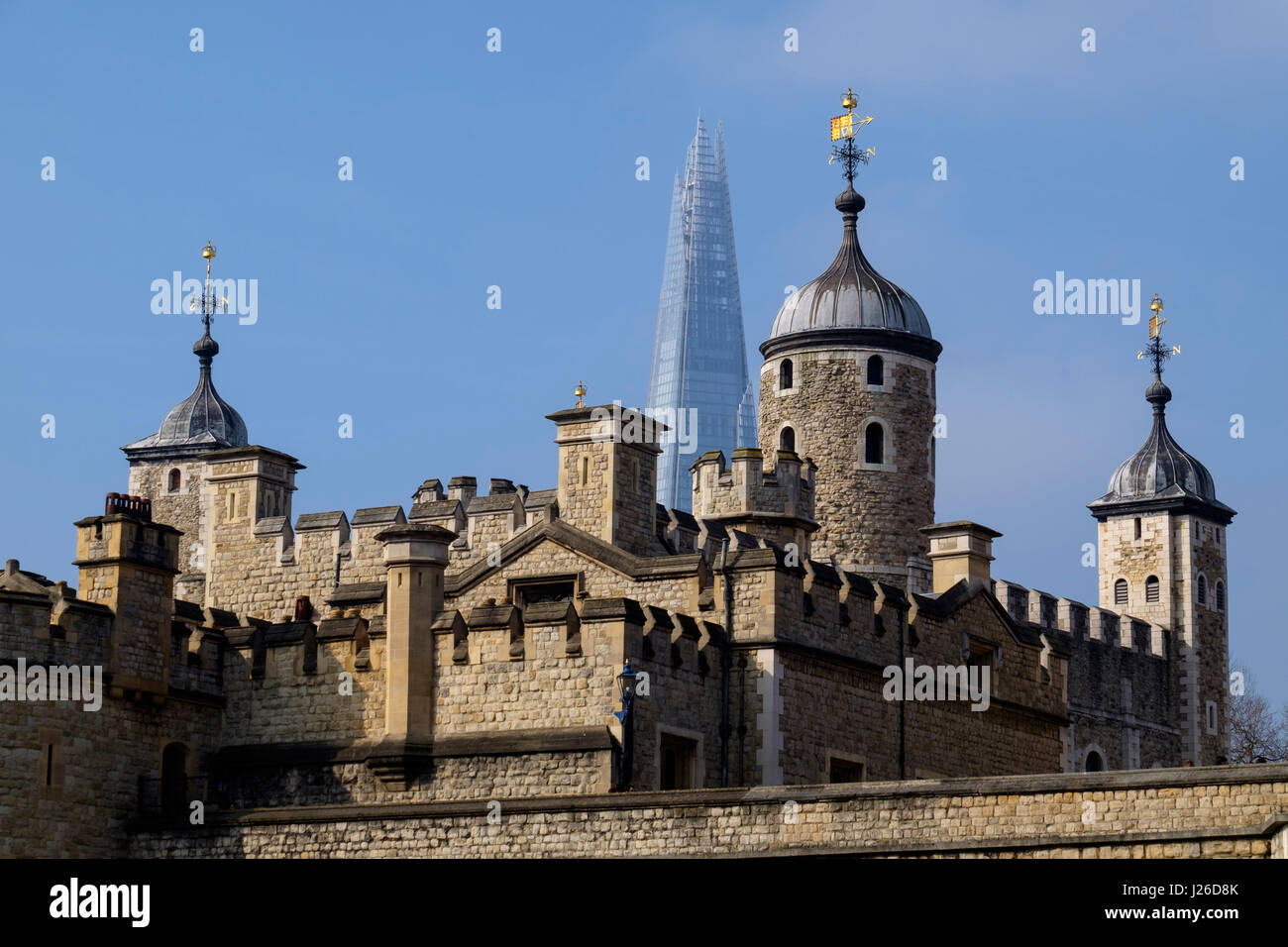 Tower von London mit dem Shard Hochhaus im Hintergrund, London, England, UK, Europa Stockfoto