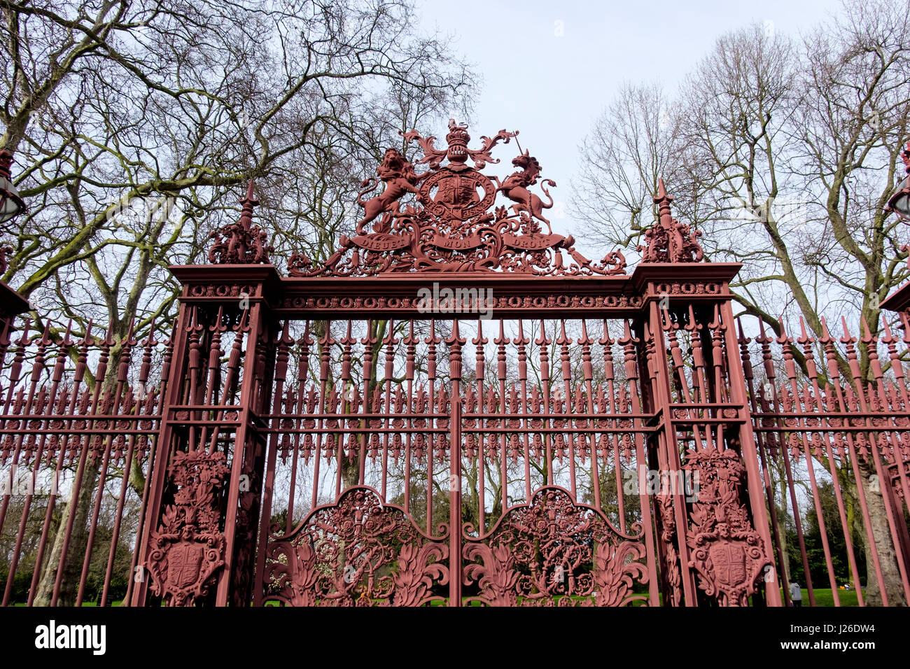 Aus geschmiedetem Eisen Gates in Kensington Gardens, London, England, UK, Europa Stockfoto