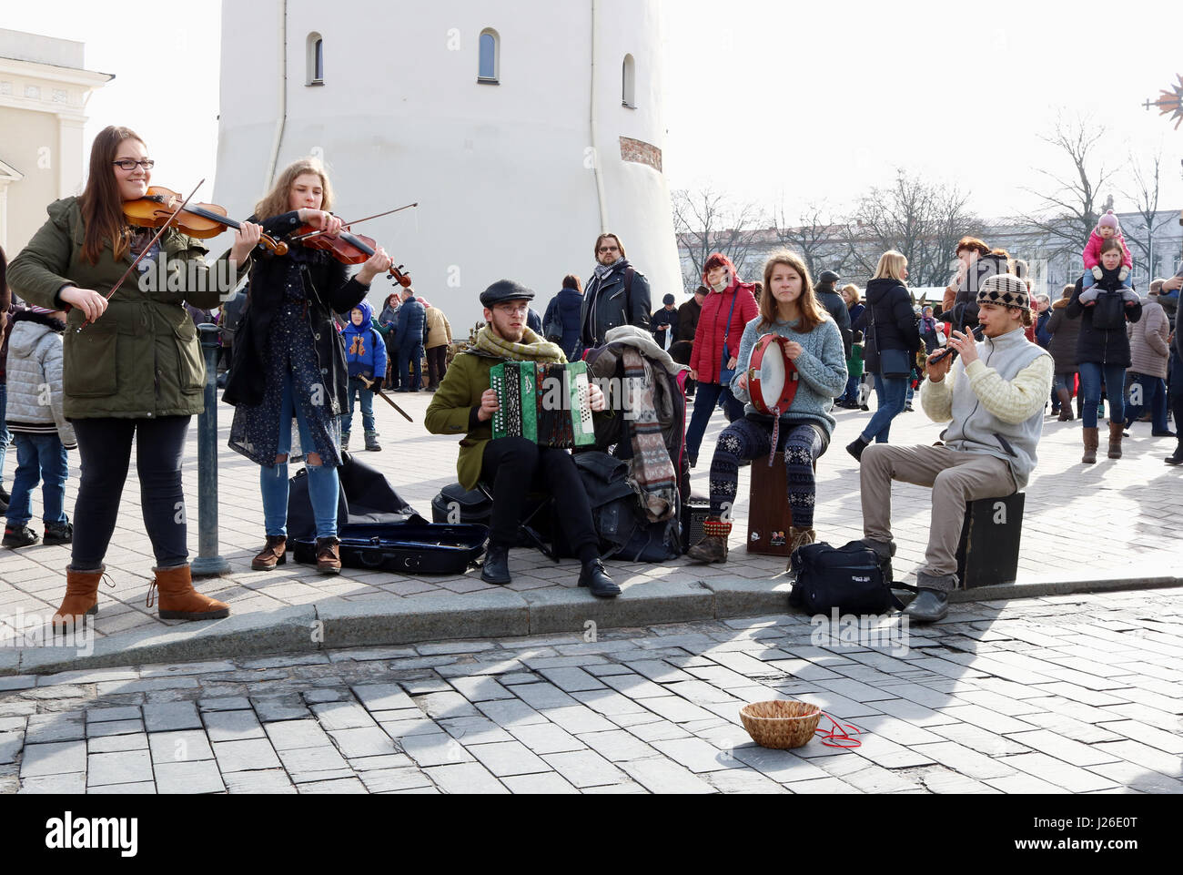 VILNIUS, Litauen-4. März 2017: junge litauische Straßenmusiker spielen und singen die folk-Country-Songs um ein wenig Geld für Essen zu verdienen Stockfoto