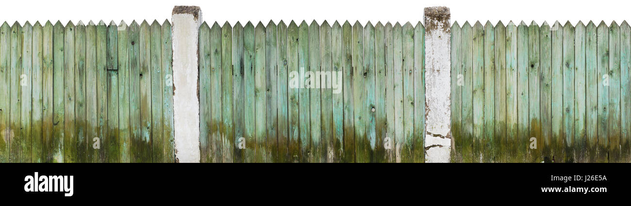 Nassen langen grünen im Alter von schmutzigen Holzzaun in der Nähe von einem ländlichen Schweinestall. Isoliert auf weißem Panorama collage Stockfoto