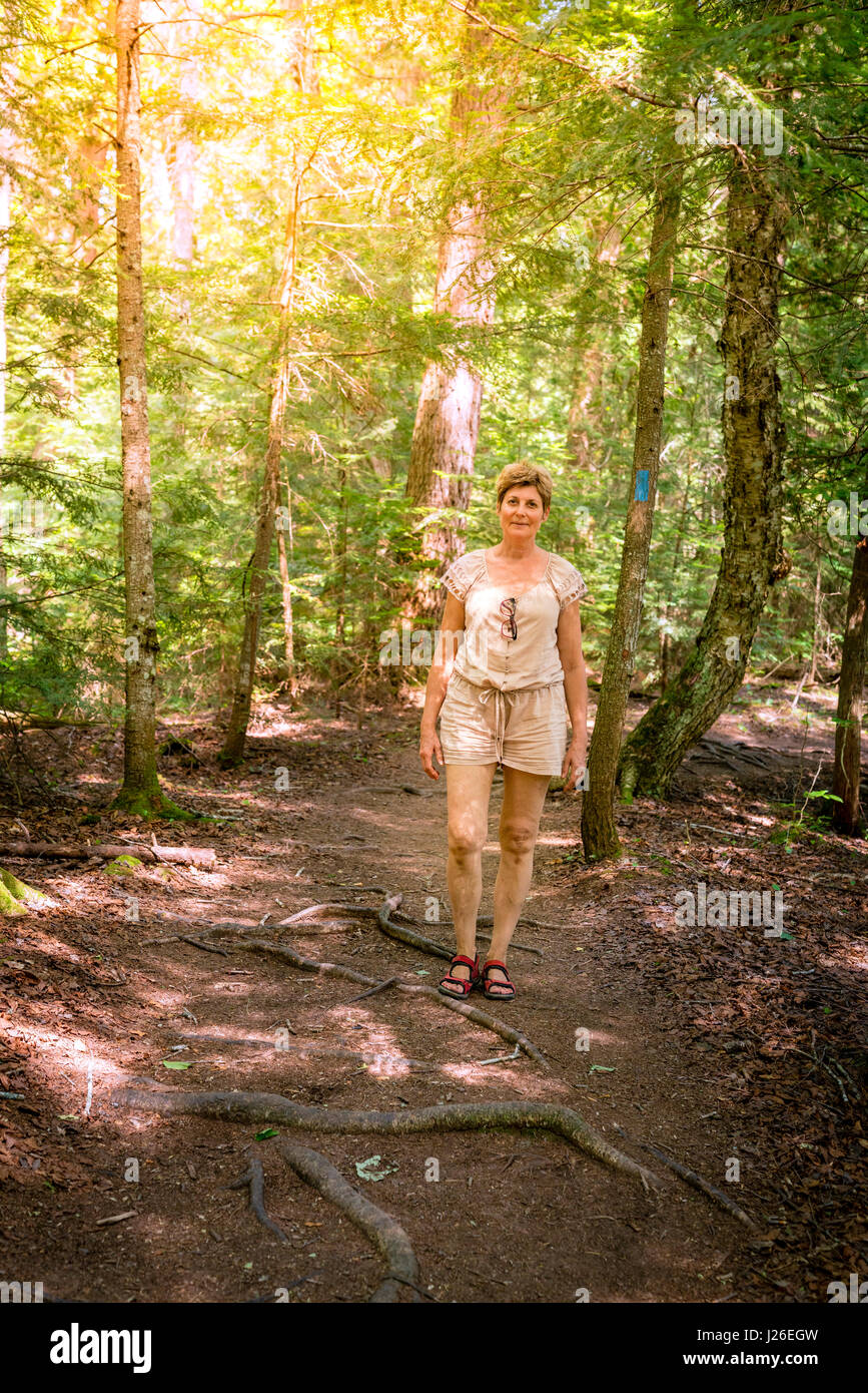 Eine Frau ist Fuß auf einem Wanderweg im Tahquamenon Falls State Park in Michigan Stockfoto