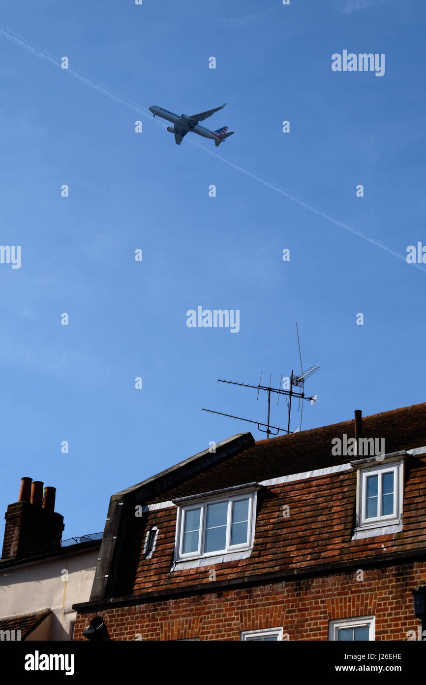 Flugzeug über einem Haus fliegen Stockfoto