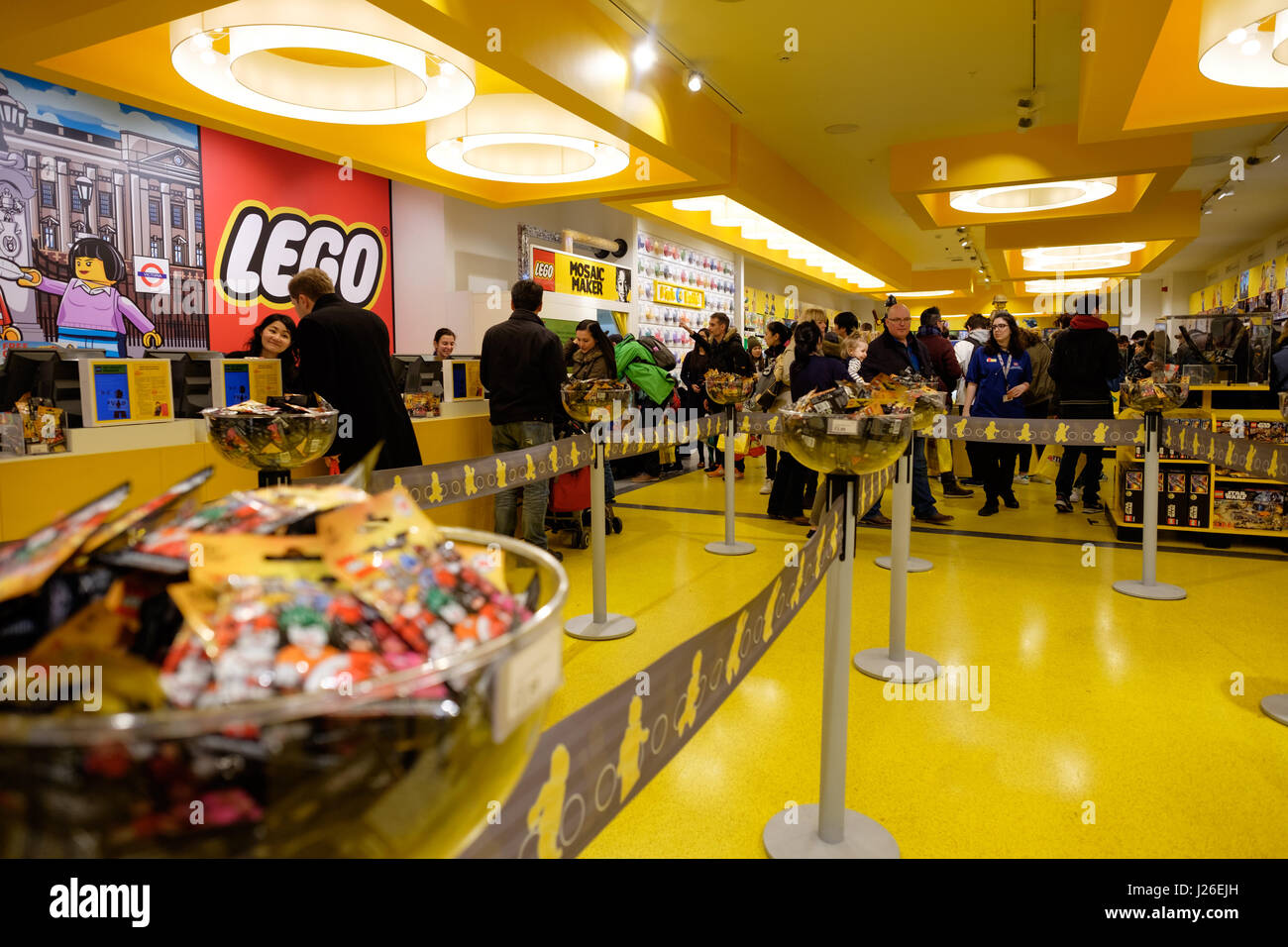Im Lego Store am Leicester Square, London, England, UK, Europa Stockfoto