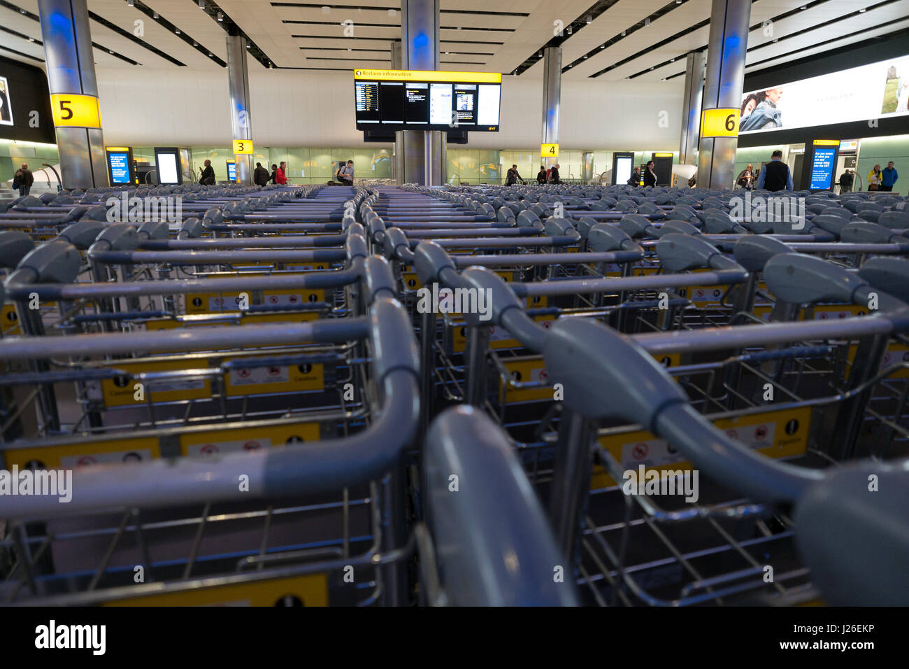 Gepäckwagen am Flughafen Stockfoto