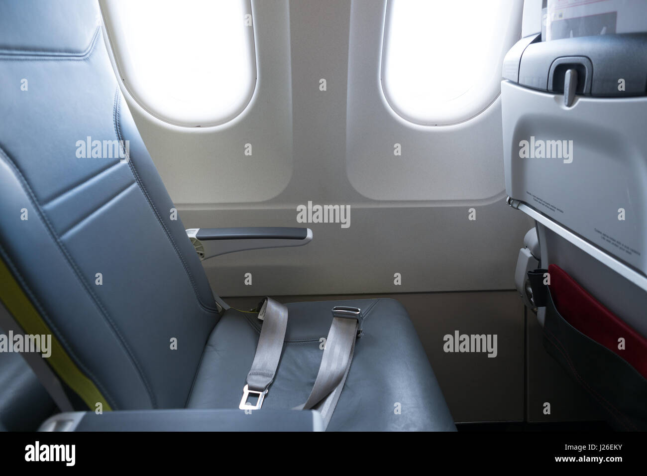 Leere Flugzeug Sitz durch das Fenster Stockfoto
