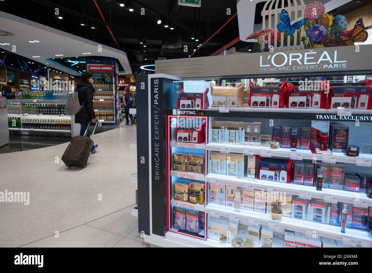 Fahrgast mit Koffer zu Fuß durch einen L'Oréal stehen im Duty Free Shop, Flughafen Portela in Lissabon, Portugal, Europa Stockfoto