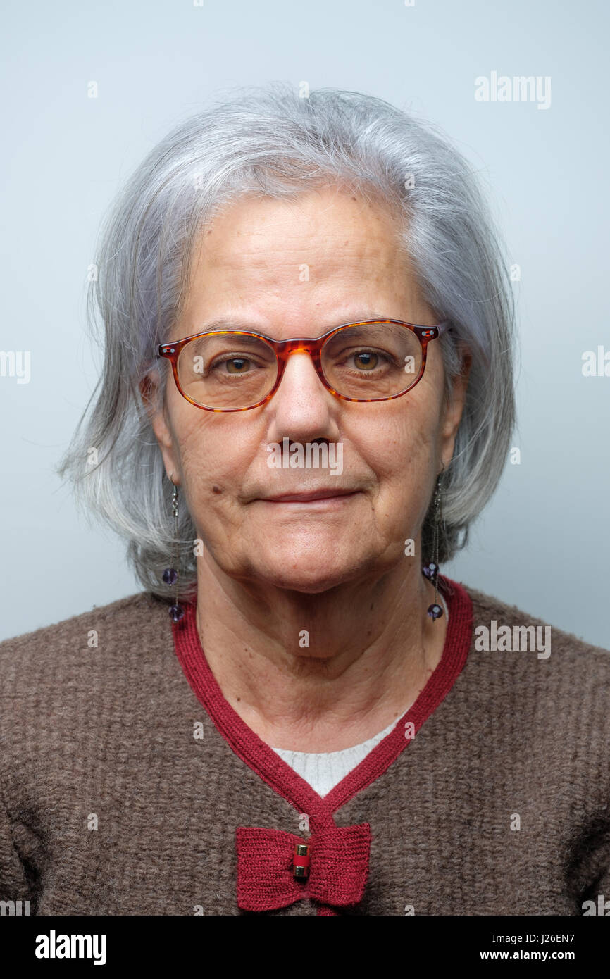 Porträt einer reifen Frau mit Brille, Blick in die Kamera Stockfoto
