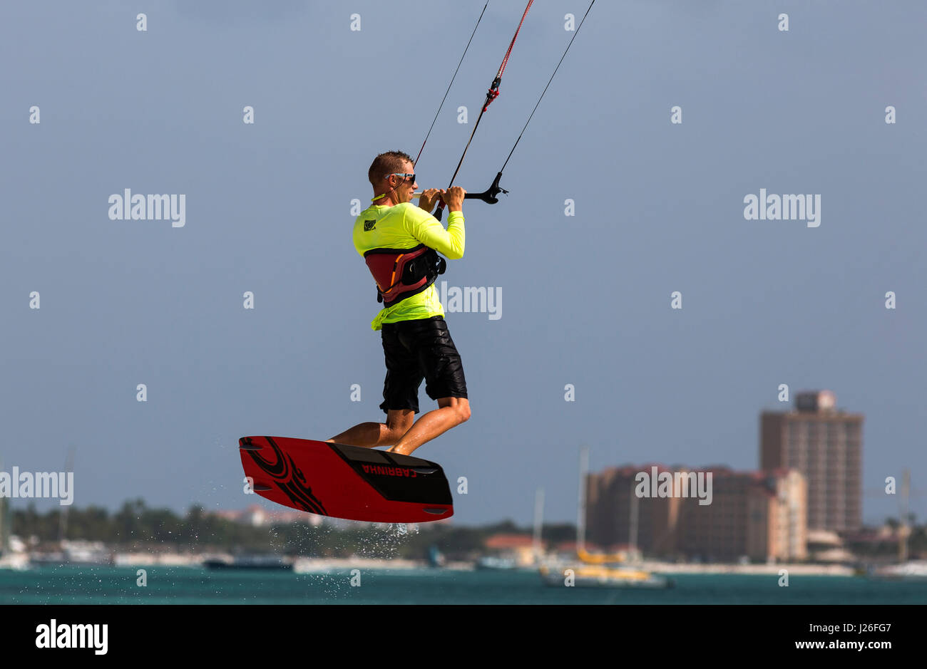 Ein Parasailor fangen Luft in der Nähe von Hadicurari Beach, Aruba. Stockfoto