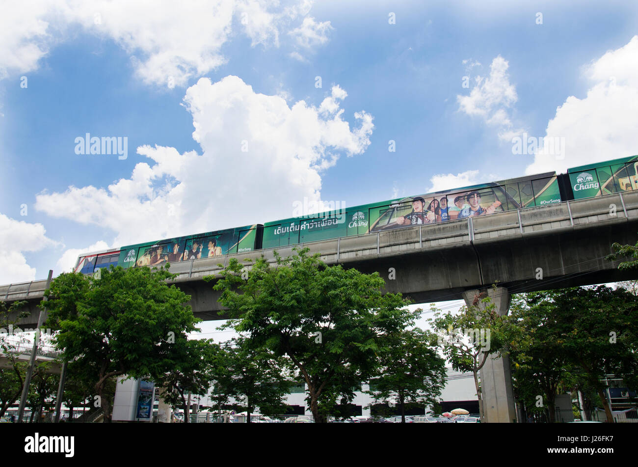 Stadtbild und BTS oder Skytrain laufen, am Bahnhof Mo Chit mit Passanten und Verkehr an der Chatuchak Market Road am 15. April 2017 in zu stoppen Stockfoto