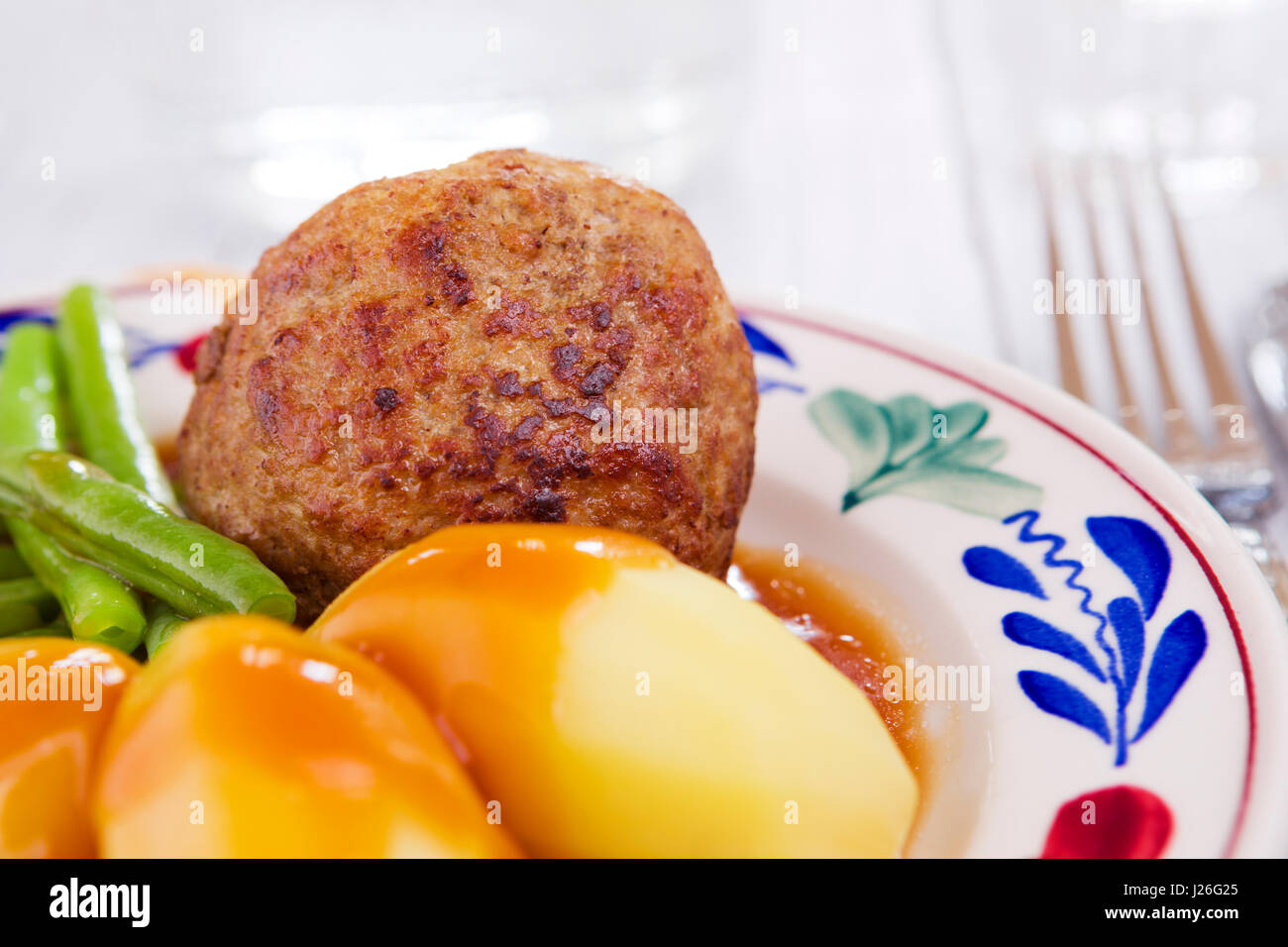 Ein Teller mit Kartoffeln, Fleisch und Gemüse; eine typische holländische Mahlzeit zum Abendessen. Stockfoto