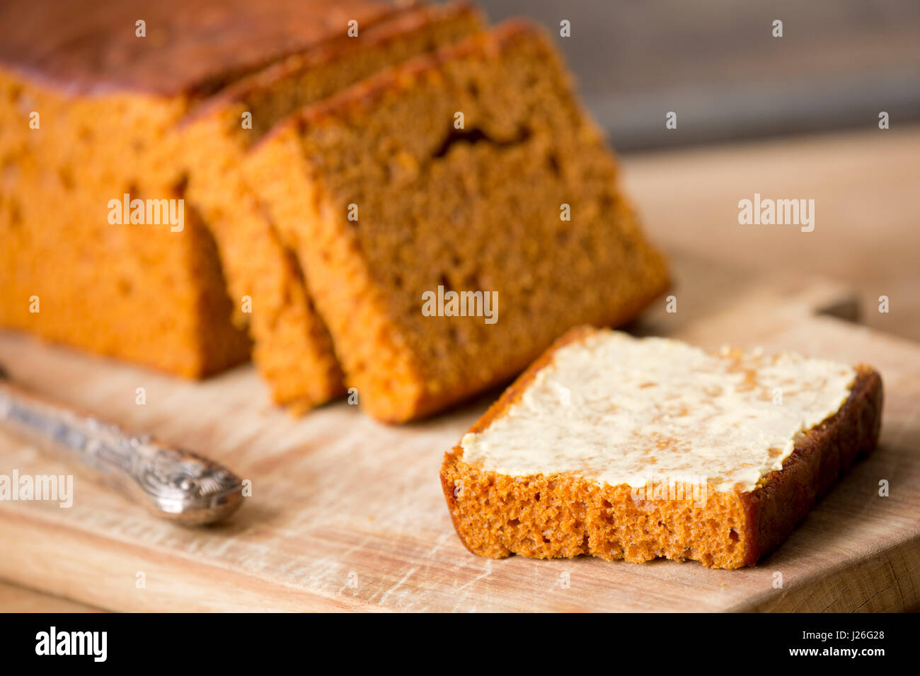 Scheiben von 'Ontbijtkoek' spice traditionelle holländische Brot mit Butter. Stockfoto