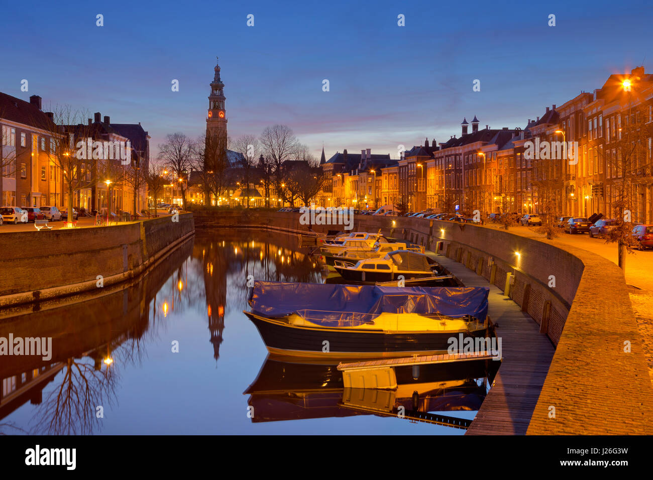 Die Stadt Middelburg mit der Lange Jan Kirche Turm in den Niederlanden in der Nacht. Stockfoto