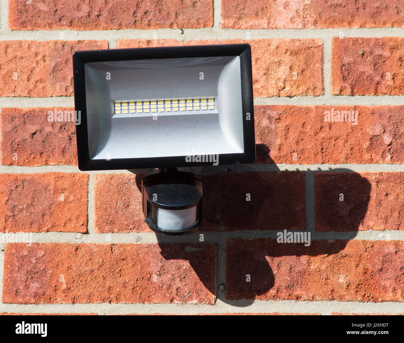LED-Strahler mit PIR-Bewegungsmelder Wandmontage Stockfoto