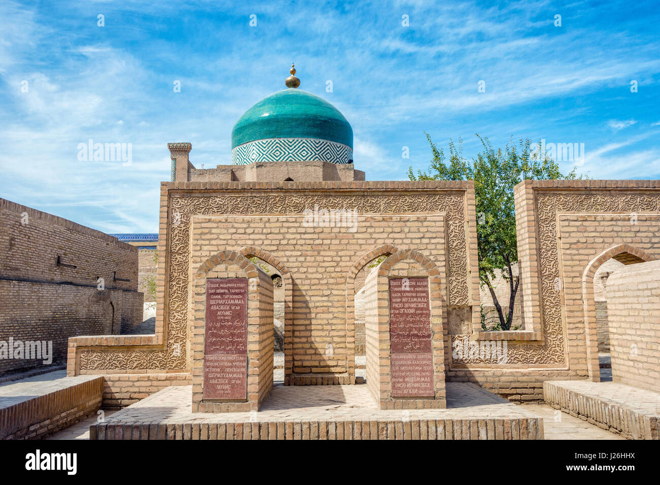 Blaue Kuppel der Madrassa hinter der Wand, Chiwa, Usbekistan Stockfoto