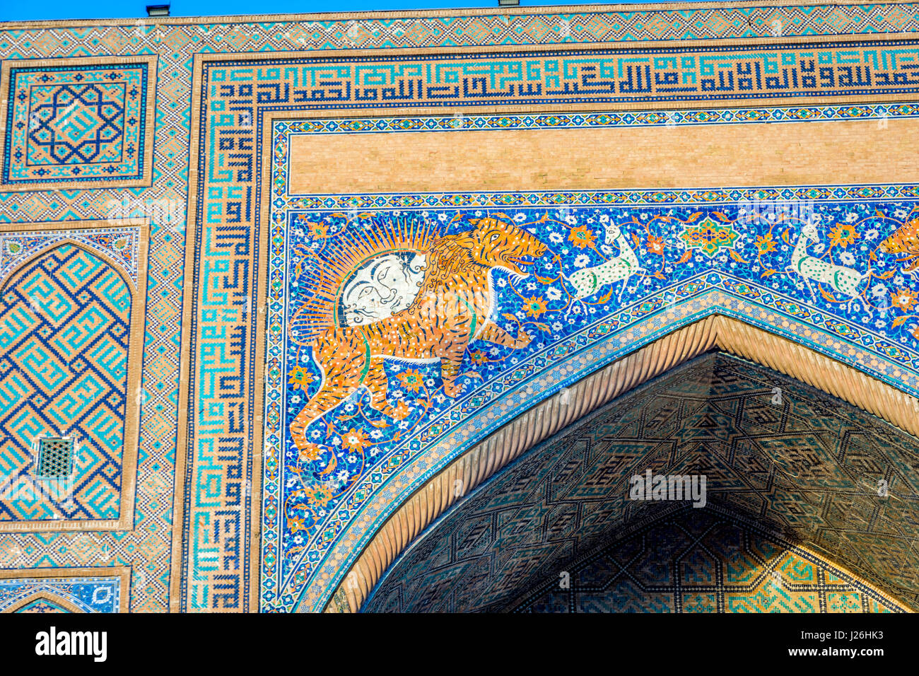 Mosaik Detail mit Tiger, menschliches Gesicht und Ziege am Sher Dor Medresen, Samarkand, Usbekistan Stockfoto