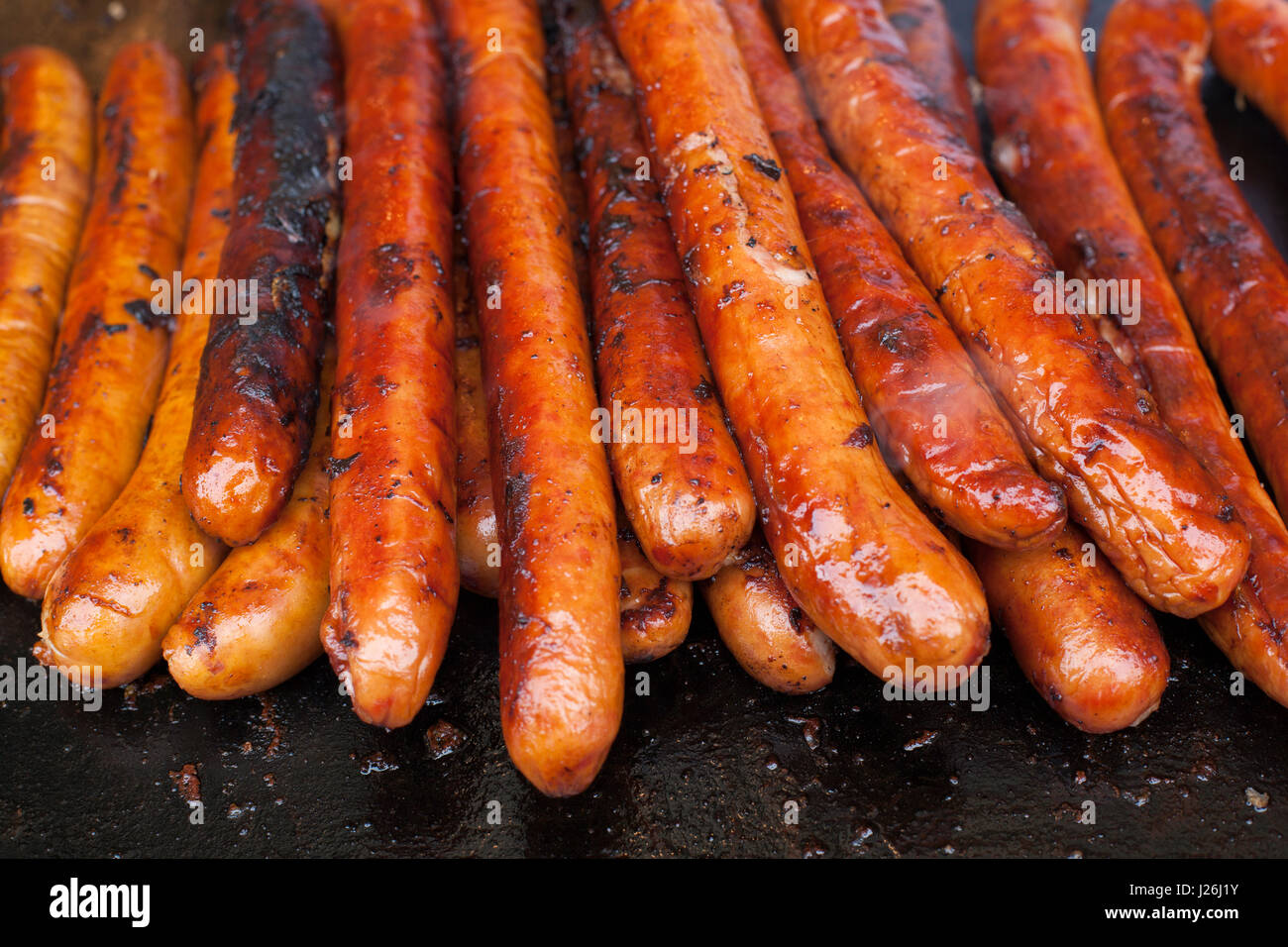 Lange Hot-Dog Würstchen auf dem Grill zubereitet. Stockfoto