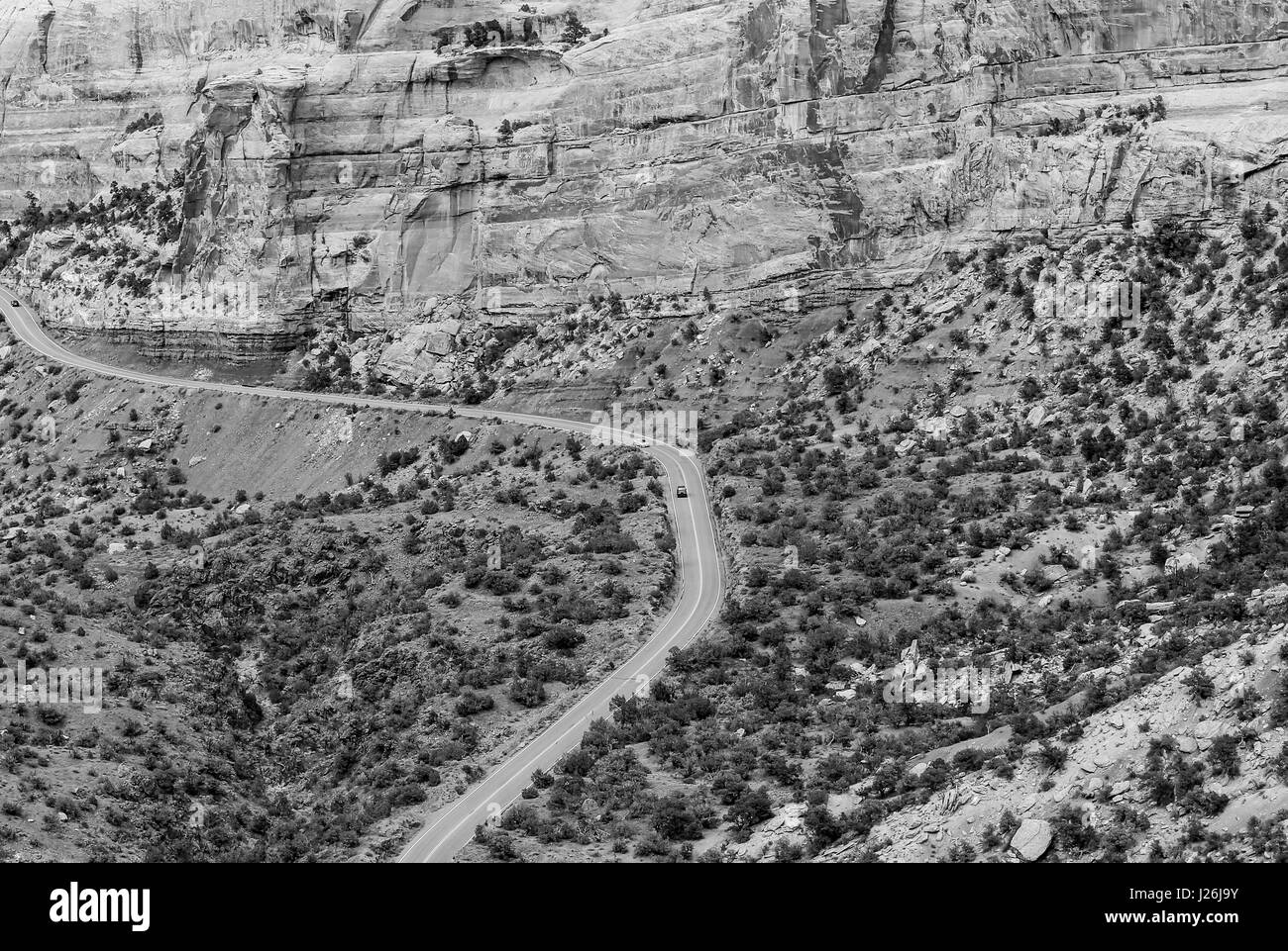 Autos fahren die Rim Rock Drive, die Straße, die durch Colorado National Monument in Fruita Canyon. Das Bild ist in Monochrom. Stockfoto
