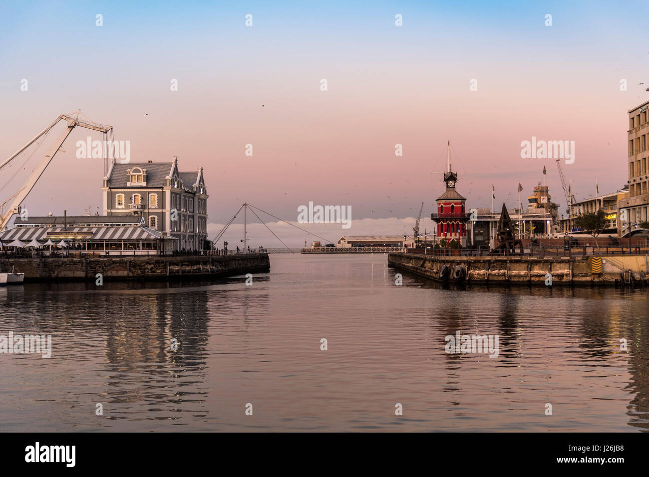 Hafenbecken und Victoria und Alfred Waterfront mit Uhrturm und afrikanischen Handelsposten, Kapstadt, Provinz Westkap, Südafrika Stockfoto