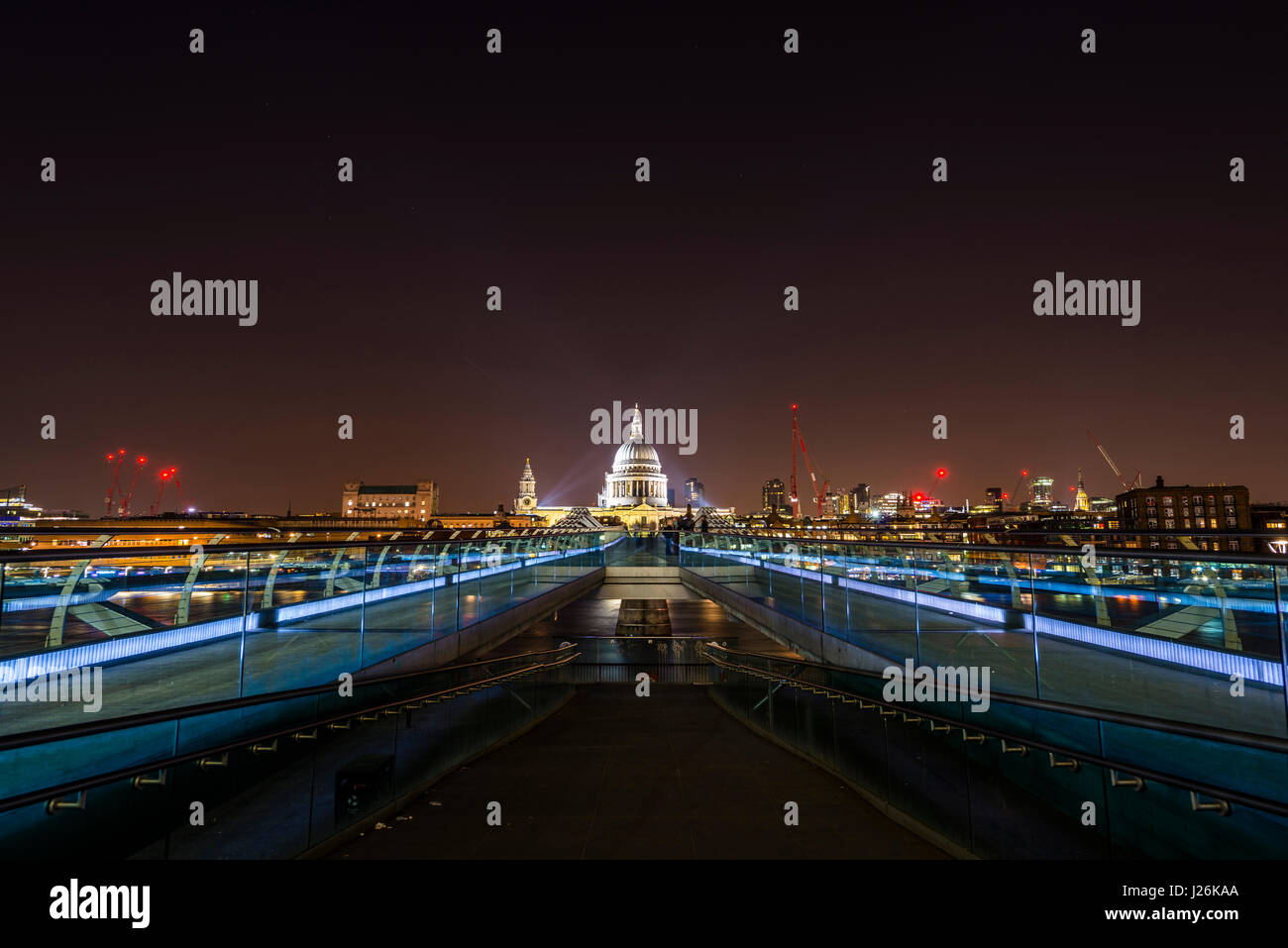 Beleuchtete Millennium Bridge und St. Paul &#39; s Cathedral, Nacht erschossen, London, London, England, Vereinigtes Königreich Stockfoto