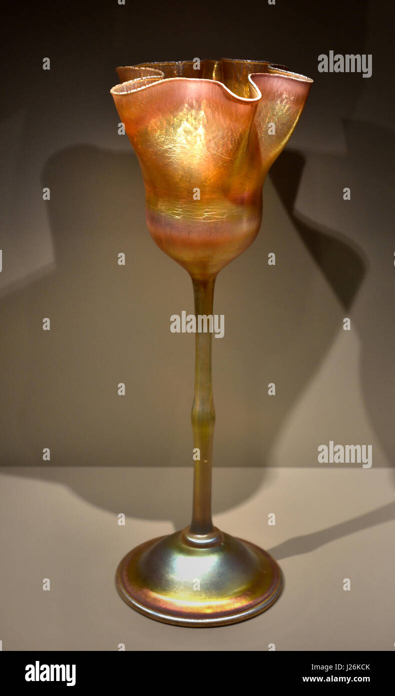 Glas in der Form einer Blume 1900 von Louis Comfort Tiffany 1848 –1933 Art Deco Jugendstil New York, American, Vereinigte Staaten von Amerika, USA, (Künstler und Designer, die in den dekorativen Künsten gearbeitet und ist bekannt für seine Arbeit in Glasmalerei) Stockfoto