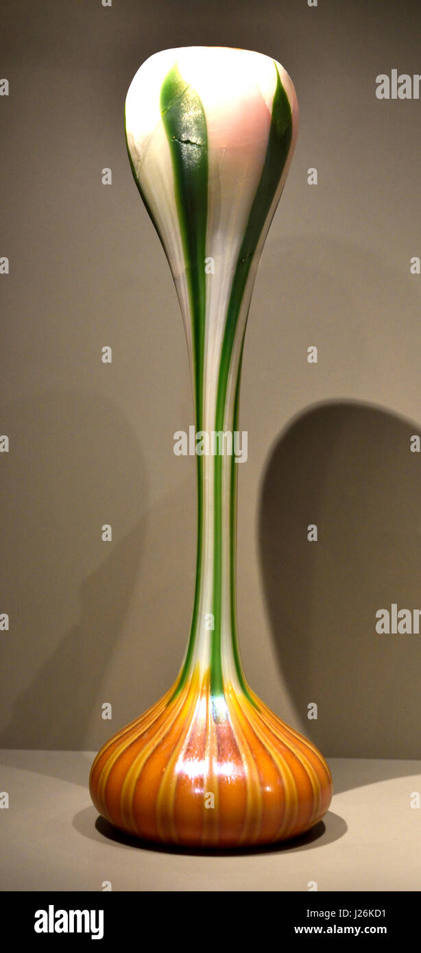 Vase in Form einer blühenden Krokus 1899 von Louis Comfort Tiffany 1848 –1933 Art Deco Jugendstil New York, American, Vereinigte Staaten von Amerika, USA, (Künstler und Designer, die in den dekorativen Künsten gearbeitet und ist bekannt für seine Arbeit in Glasmalerei) Stockfoto