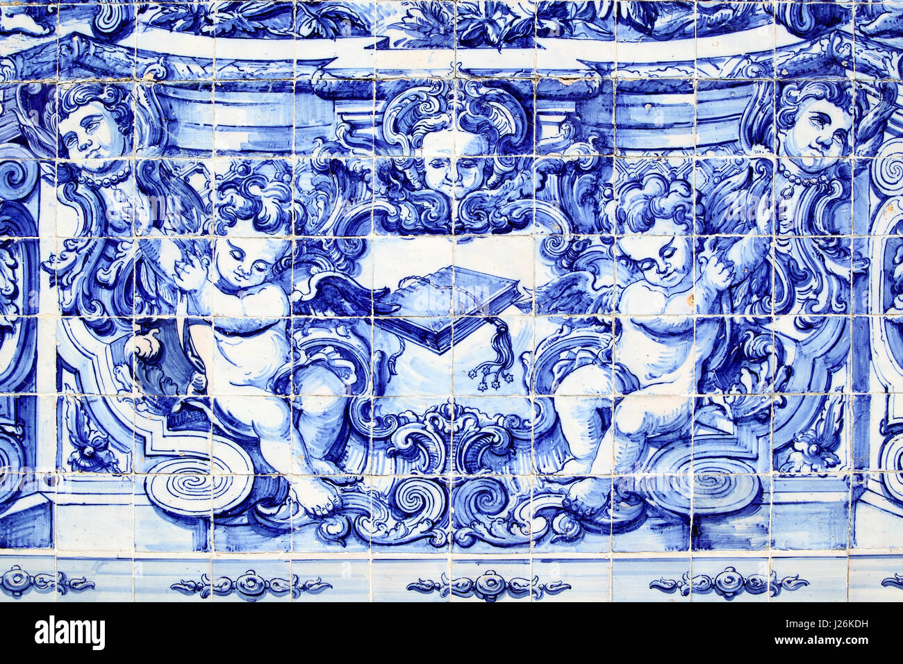 Porto, Portugal - 13. Mai 2012: Detail des traditionellen portugiesischen eigelegten Azulejo an Außenwand der Kirche Capela Das Almas De Santa Catarina in Po Stockfoto