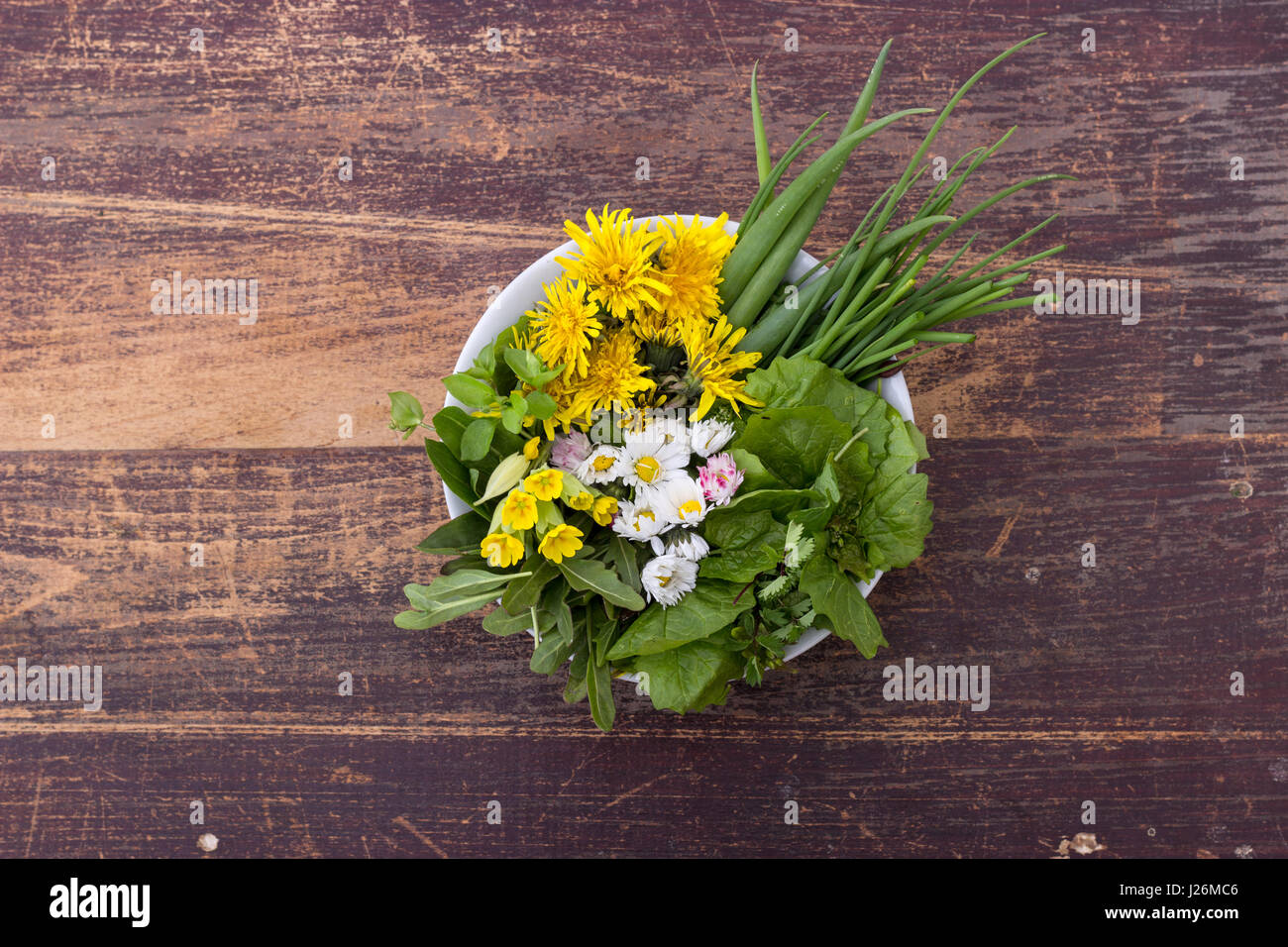 Schüssel mit verschiedenen, frischen Wildkräutern Stockfoto
