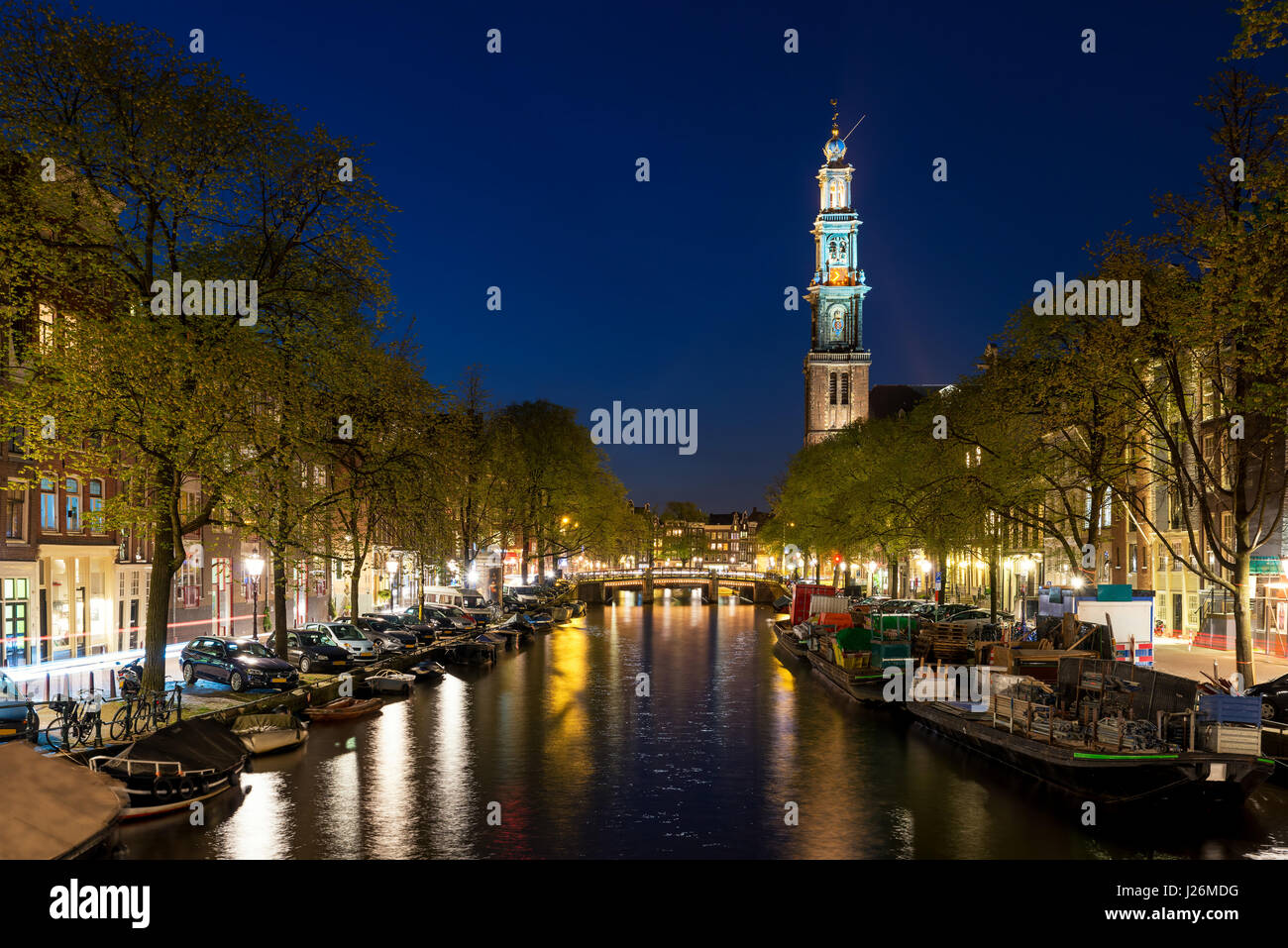 Amsterdamer Westerkerk Kirchturm am Kanal in Amsterdam, Niederlande. Stockfoto