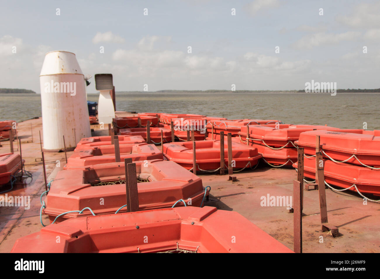 Rettungsboote an Deck der Fähre Boot zwischen Belem und Marajó Insel in der Mündung des Amazonas, Brasilien. Stockfoto
