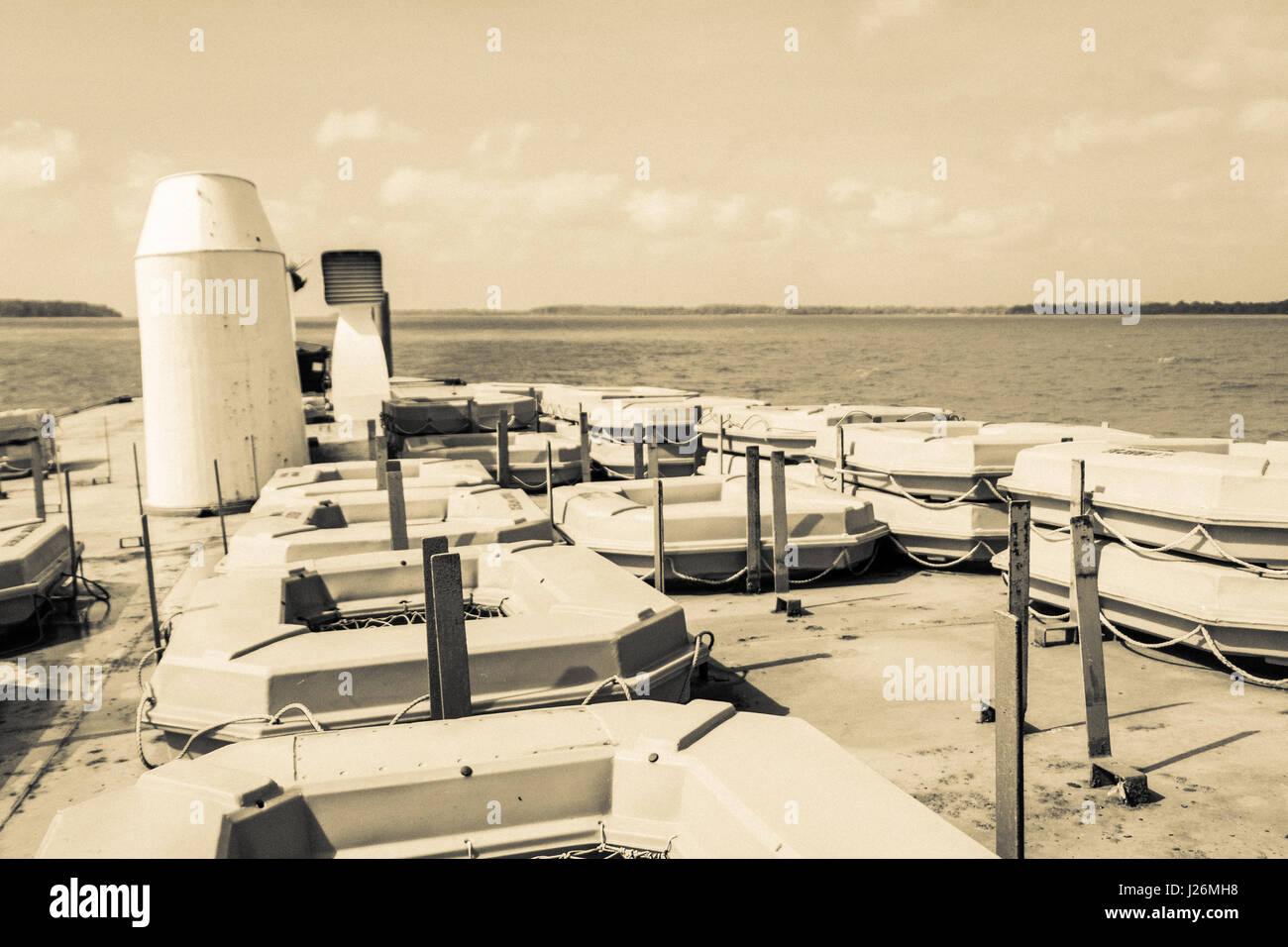 Rettungsboote an Deck der Fähre Boot zwischen Belem und Marajó Insel in der Mündung des Amazonas, Brasilien. Stockfoto