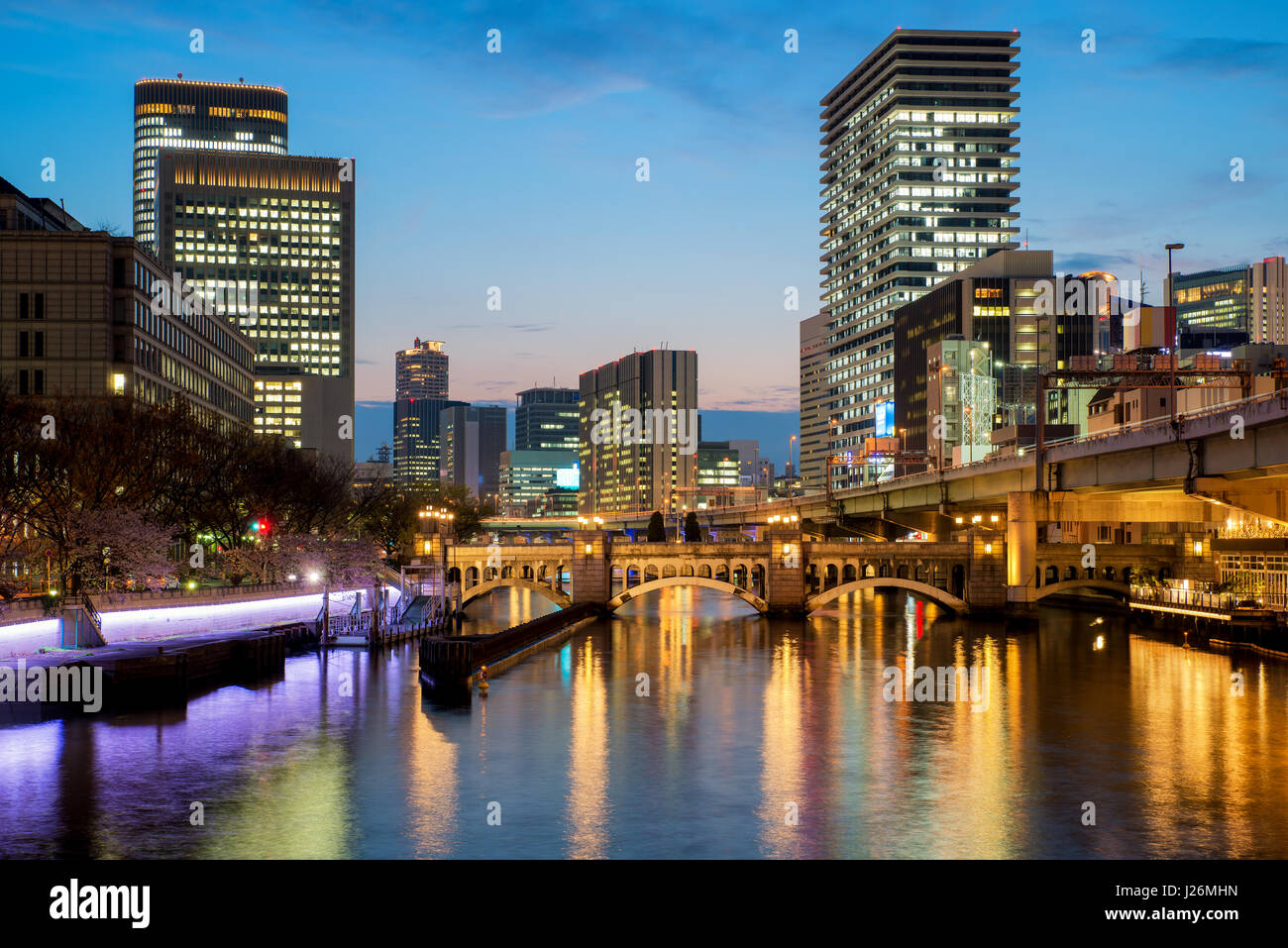 Osaka Wolkenkratzer Gebäude in Nakanoshima Bezirk in der Nacht in Osaka, Japan Stockfoto