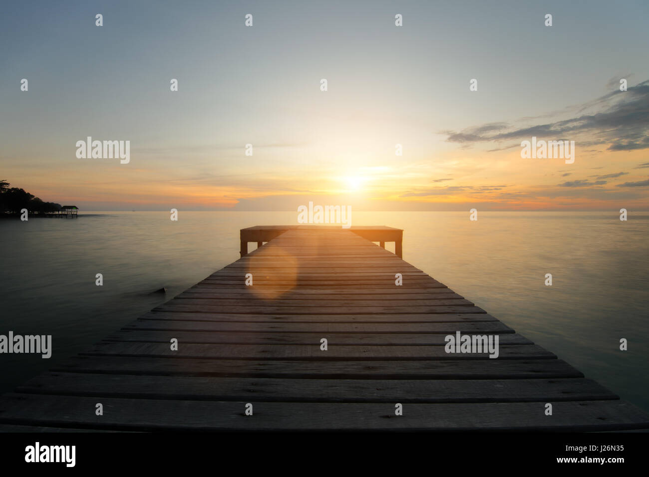 Hölzerne Pier zwischen Sonnenuntergang in Phuket, Thailand. Sommer, Reisen, Urlaub und Ferien-Konzept. Stockfoto