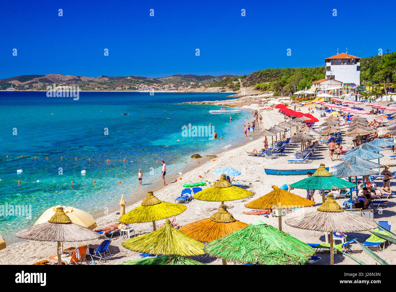 Griechenland, Thassos - 19 September: Schöne Pefkari Beach in der Nähe von Potos, Touristen genießen einen schönen Sommertag am Strand auf Thassos am 19. September 2013 Stockfoto