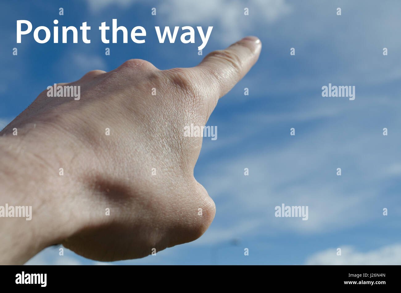 Finger zeigen in Richtung blauen Himmels zeigen das Weg-Konzept Stockfoto