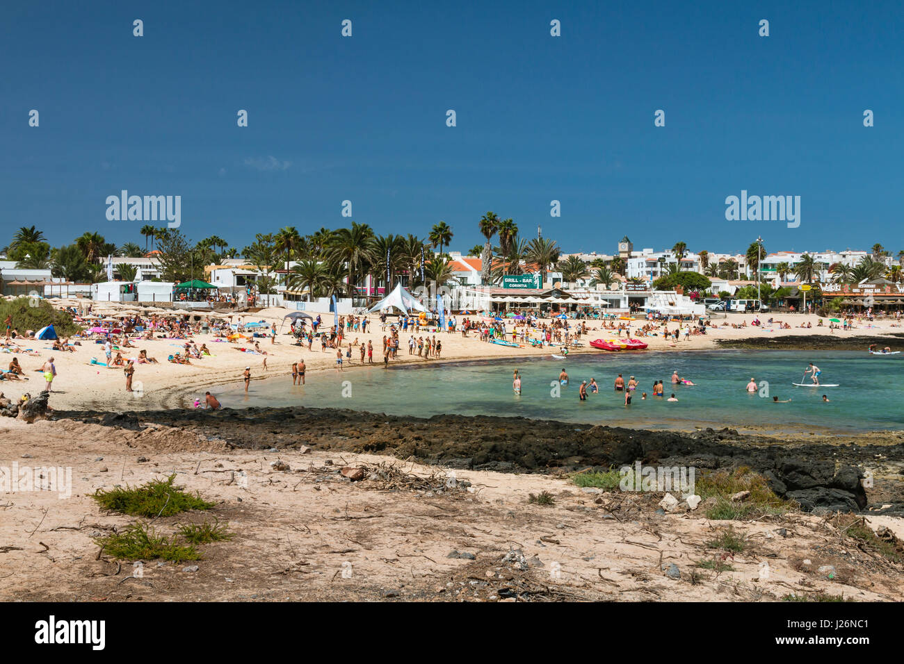 FUERTEVENTURA - 20. SEPTEMBER: Touristen genießen den Tag an einem Corralejo Stadt Strand in Fuerteventura, Spanien am 20. September 2015 Stockfoto