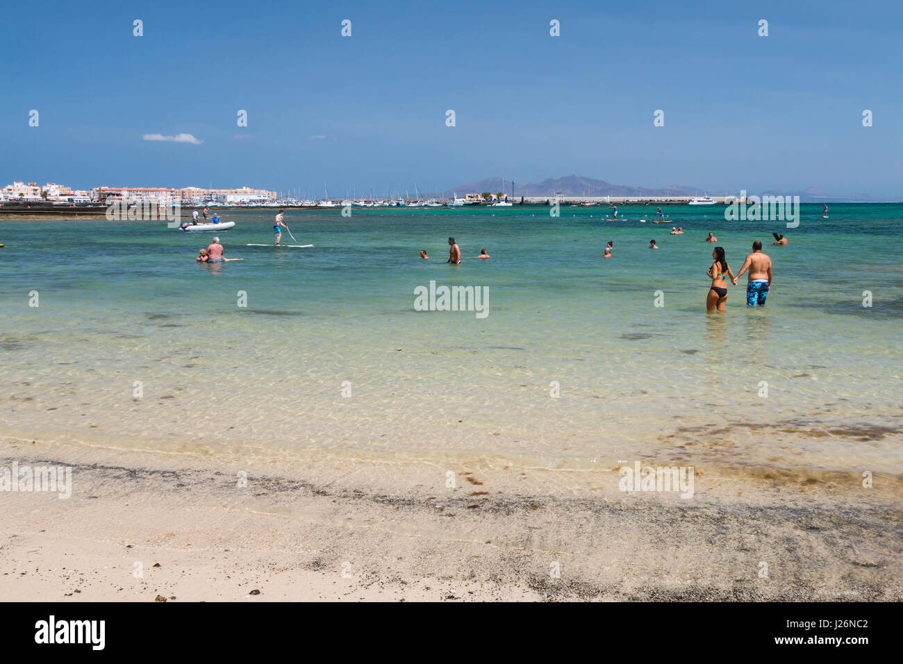 FUERTEVENTURA - 20. SEPTEMBER: Touristen genießen das warme Wasser des Atlantischen Ozeans an einen Stadtstrand von Corralejo in Fuerteventura, Spanien am 20. September Stockfoto