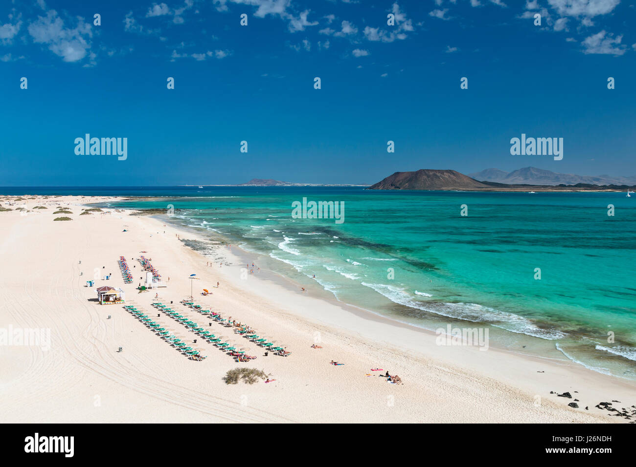 Luftbild von Corralejo Strand und türkisfarbenes Wasser in Fuerteventura, Spanien mit Isla de Lobos und Lanzarote im Hintergrund. Stockfoto