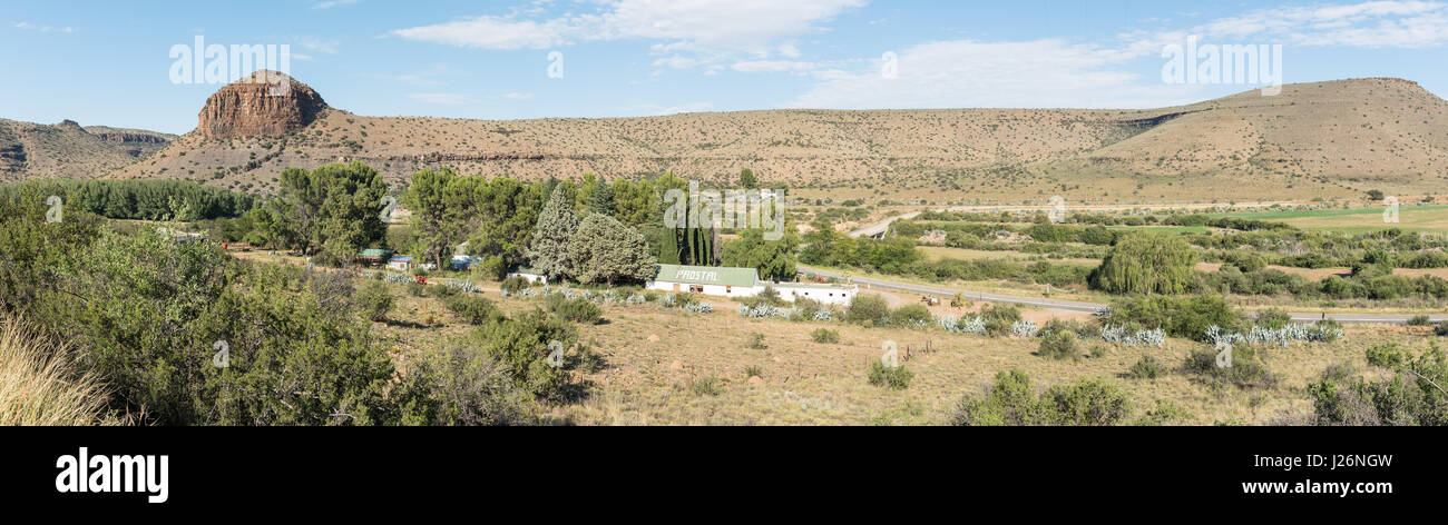 NIEU BETHESDA, Südafrika - 22. März 2017: eine Straße stand und der Turm neben der Eule-Panoramastraße, Nieu-Bethesda, ein historisches Dorf in der Eas Stockfoto