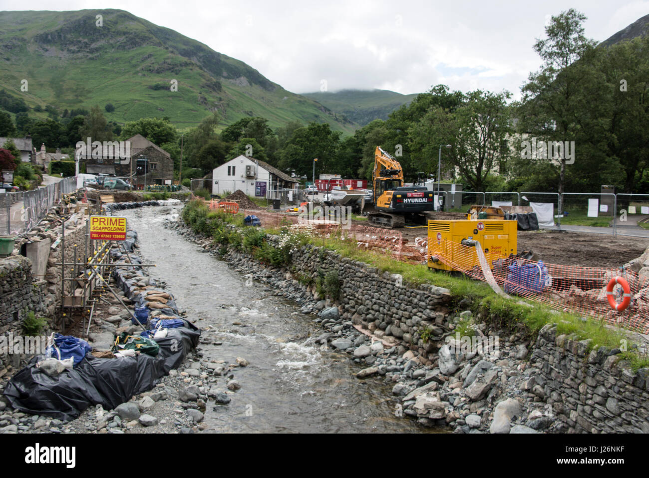 Wiederaufbauarbeiten am Ufer des Glenridding Beck im Dorf Glenridding im Lake District, Großbritannien. Die Überschwemmungen ereigneten sich im Dezember 2015 Stockfoto