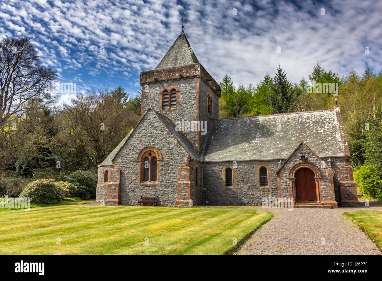 Southwick Pfarrkirche mit frisch gemähten Rasen im Frühjahr. Viktorianische Periode Kirche im Dorf Caulkerbush, Dumfries and Galloway, Schottland. Stockfoto