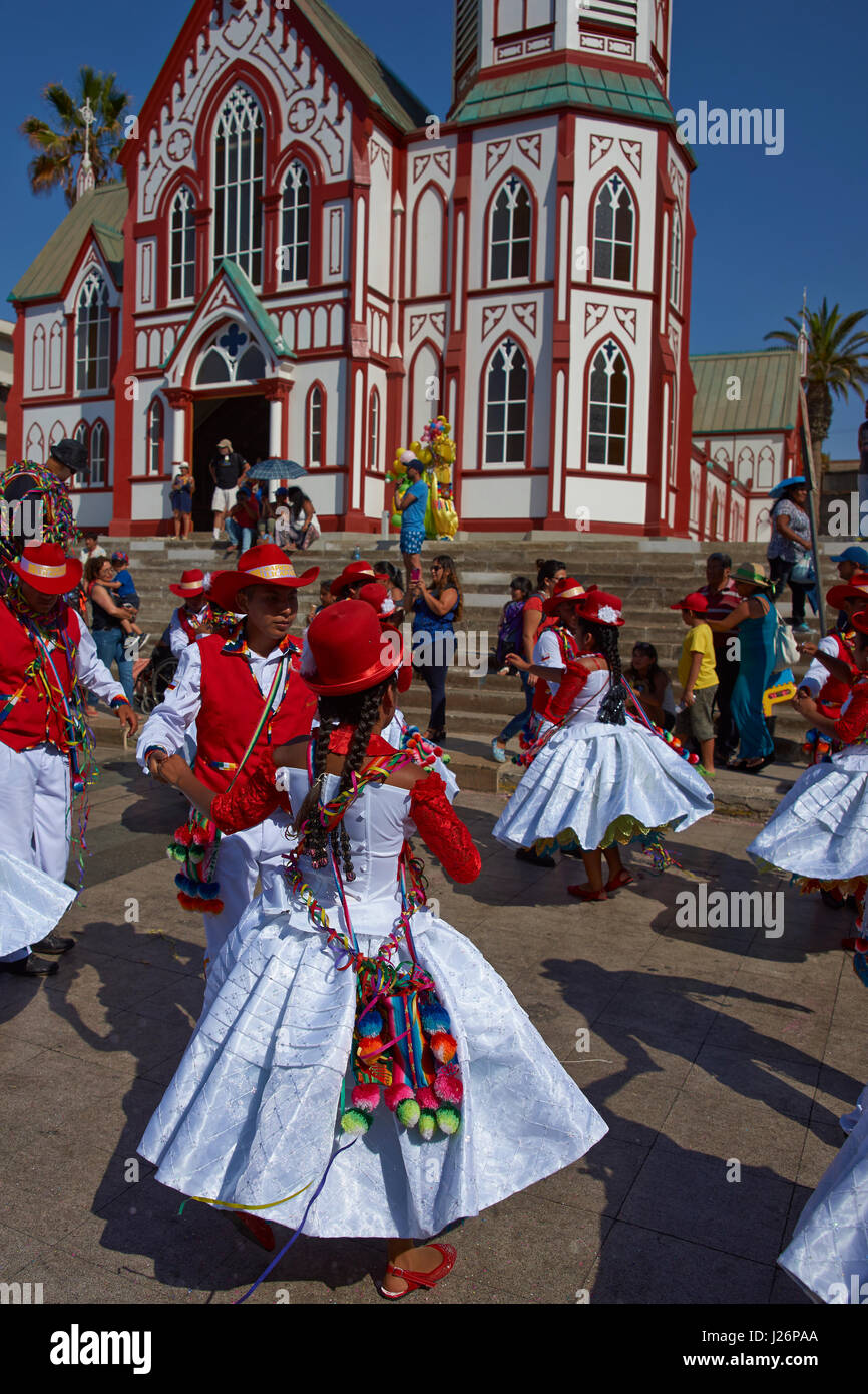 Mitglieder von einem Pueblo tanzen Gruppe in prunkvollen Kostümen, die Durchführung auf dem jährlichen Carnaval Andino Con la Fuerza del Sol in Arica, Chile. Stockfoto
